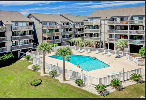 Property building, Pool view, Swimming pool, Swimming pool, sunbed