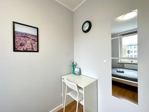 Bed, Photo of the whole room, hair dresser