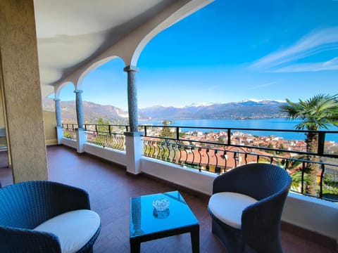 Natural landscape, Balcony/Terrace, Seating area, Lake view, Mountain view