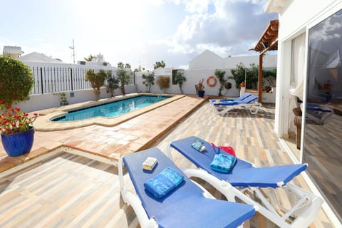 Pool view, Swimming pool, sunbed