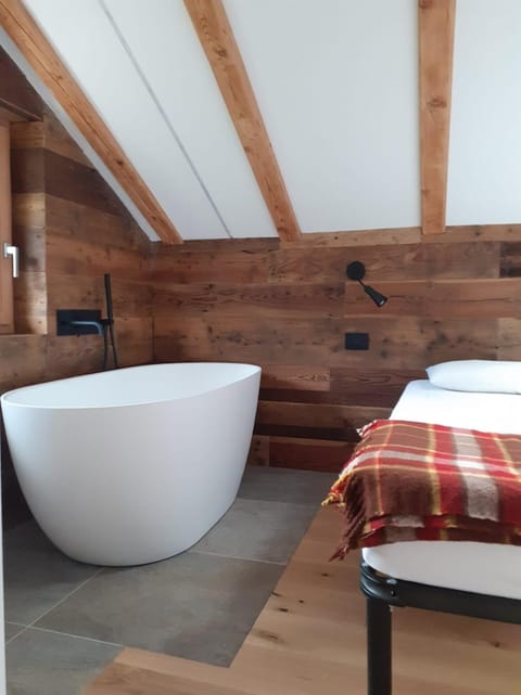 Bed, Photo of the whole room, Bedroom, Bath