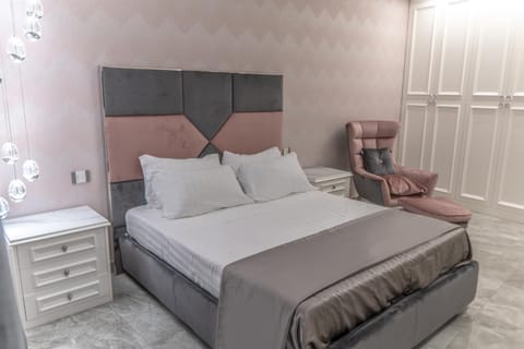 Photo of the whole room, Bedroom, wardrobe