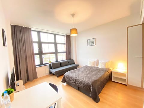 Bed, Living room