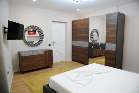 Bed, TV and multimedia, Photo of the whole room, Bedroom, towels, wardrobe