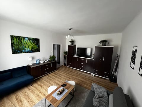 Communal lounge/ TV room, TV and multimedia, Living room, Seating area, Evening entertainment