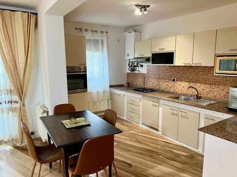 Coffee/tea facilities, Kitchen or kitchenette, Dining area, dishwasher, minibar, oven, pet friendly, stove