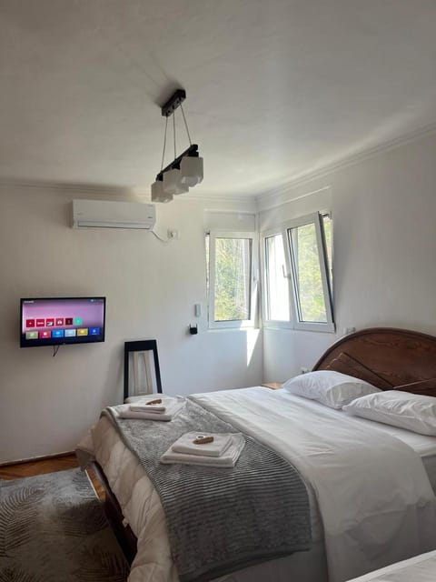 Bed, TV and multimedia, Photo of the whole room, Bedroom, towels, air conditioner