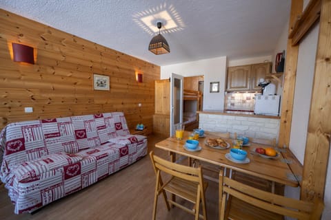 Coffee/tea facilities, Kitchen or kitchenette, Living room, Dining area