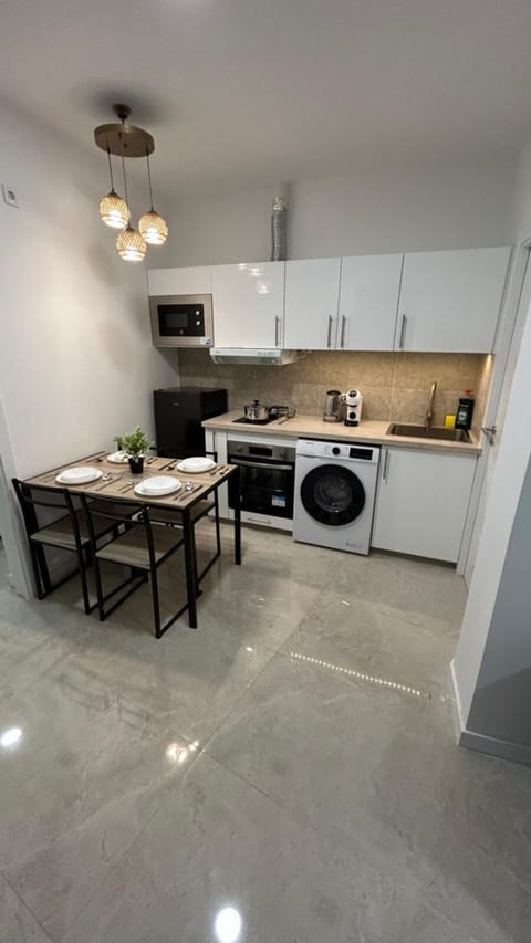 Kitchen or kitchenette, Dining area, minibar, oven, pet friendly, stove, washing machine