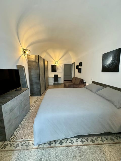 Bed, TV and multimedia, Photo of the whole room, Bedroom