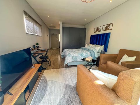 TV and multimedia, Living room, Photo of the whole room, Seating area, Evening entertainment, Bedroom, hair dresser