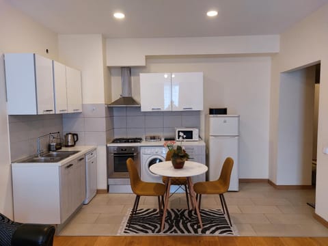 Coffee/tea facilities, Kitchen or kitchenette, Dining area, dishwasher, oven, pet friendly, stove, toaster