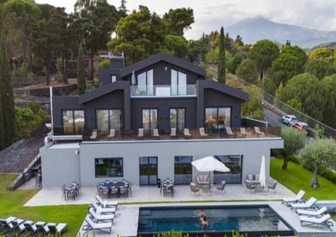 Property building, Natural landscape, Garden, Mountain view, Pool view, Swimming pool, sunbed