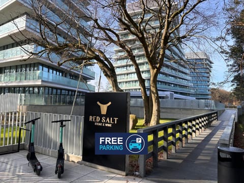 Property building, Restaurant/places to eat, Natural landscape, Parking