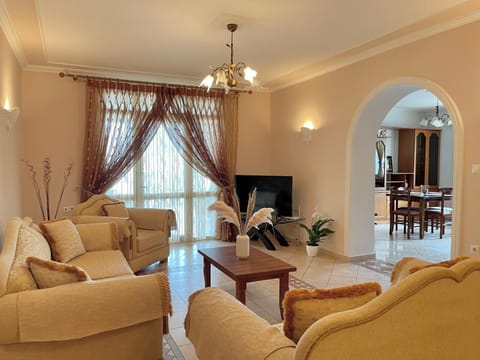 Communal lounge/ TV room, TV and multimedia, Living room, Seating area