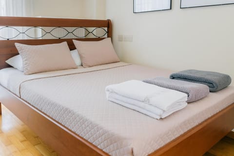 Bed, Bedroom, towels
