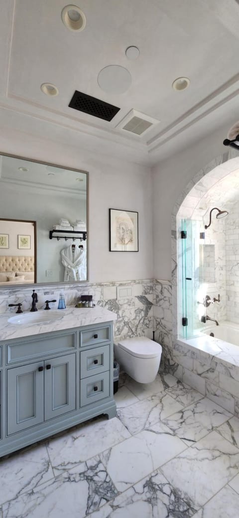 Shower, Toilet, Bathroom, Bath, towels