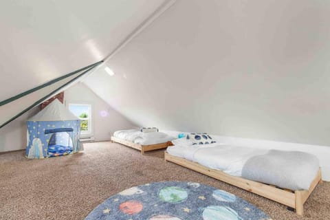 Spacious Retreat with guest house, game room, parking in N Tacoma House in Tacoma