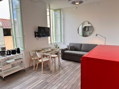 Communal lounge/ TV room, TV and multimedia, Living room, Seating area, Dining area