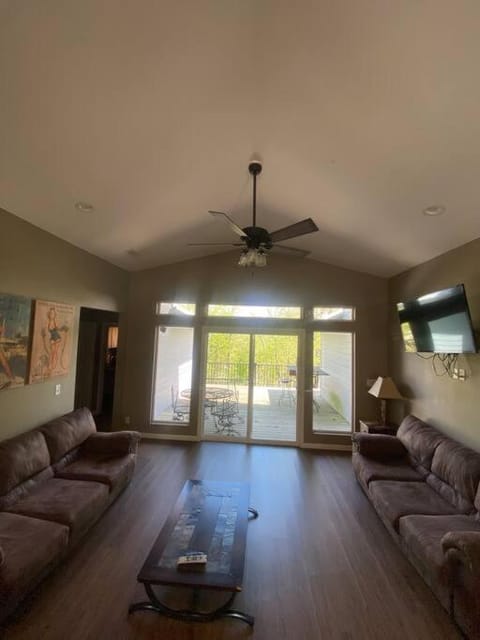 Grey Cabin Sleep 16- free VIP! Cabin in Village Four Seasons