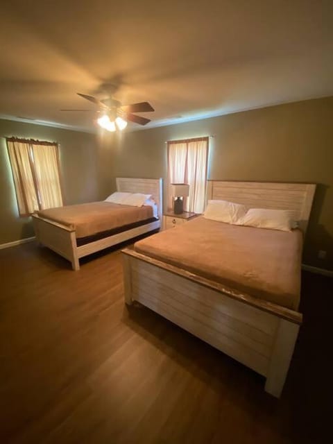 Grey Cabin Sleep 16- free VIP! Cabin in Village Four Seasons