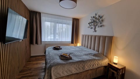 Bed, TV and multimedia, Photo of the whole room, Bedroom, towels