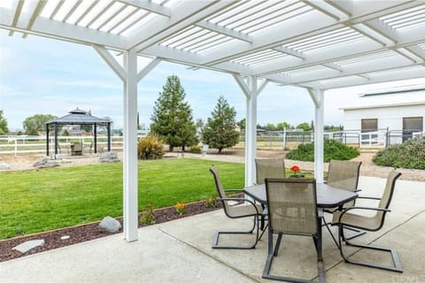 Our Farmhouse, Our Place: Cozy and Cute homestead! House in Paso Robles