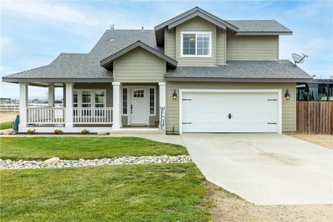 Our Farmhouse, Our Place: Cozy and Cute homestead! House in Paso Robles