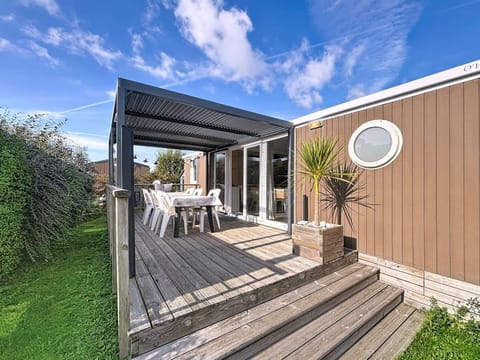 Mobil-home tout confort près de la plage avec piscine chauffée, 3 chambres, terrasse et parking - FR-1-361A-74 House in Jullouville