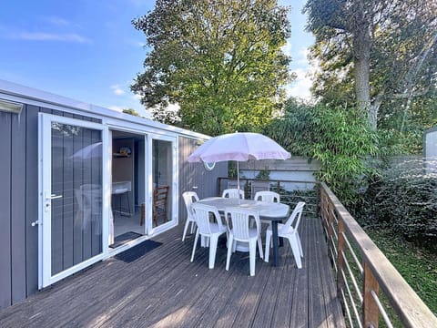 Mobil-home Confort 2 chambres, Piscine chauffée, 200 m de la plage, Parking et Wi-Fi inclus - FR-1-361A-77 House in Jullouville