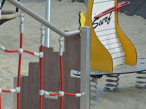 Mobil-home Confort 2 chambres, Piscine chauffée, 200 m de la plage, Parking et Wi-Fi inclus - FR-1-361A-77 House in Jullouville