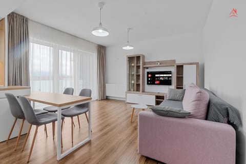 TV and multimedia, Kitchen or kitchenette, Living room, Seating area, Dining area