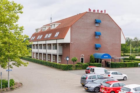 Property building, Day, Location, Parking