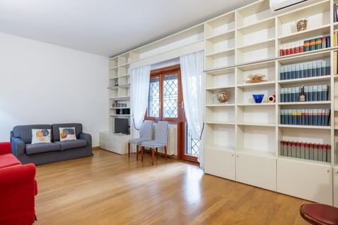 Library, Living room, Seating area
