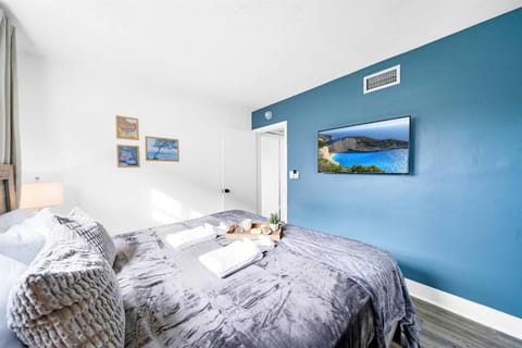 Palm Wave Stays - Designer's Stay - Sleeps 10 Apartment in Coconut Creek