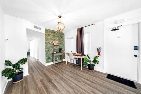 Palm Wave Stays - Designer's Stay - Sleeps 10 Apartment in Coconut Creek