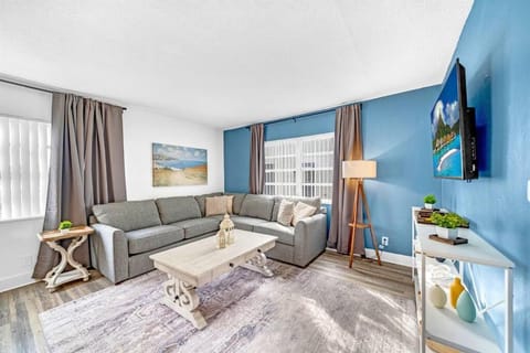 Palm Wave Stays - Designer's Stay - Sleeps 10 Apartment in Coconut Creek