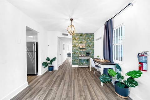 Palm Wave Stays - Designer's Stay - Sleeps 10 Apartment in Coconut Creek