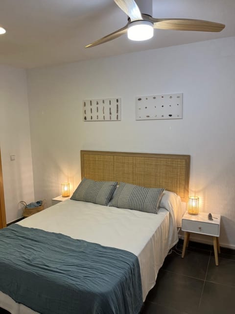 Bed, Photo of the whole room, Bedroom, fireplace