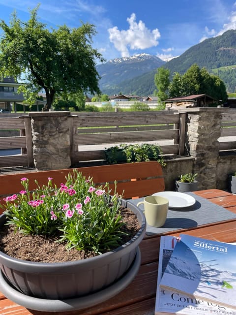 View (from property/room), Balcony/Terrace, Mountain view