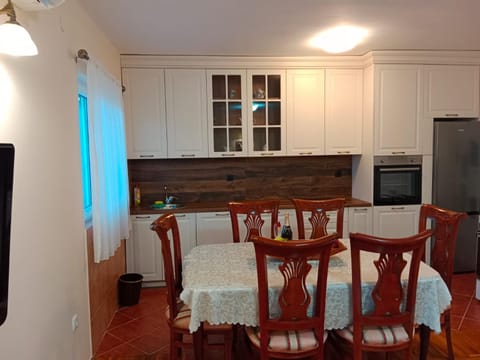 Kitchen or kitchenette, Living room, Seating area, Dining area, oven, stove