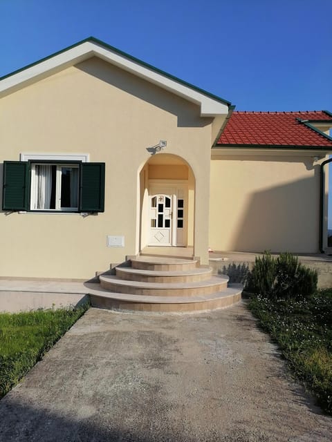 Property building, Facade/entrance, Day