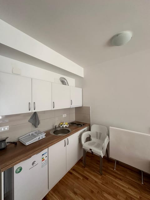 Kitchen or kitchenette, Living room, Seating area, pet friendly, stove