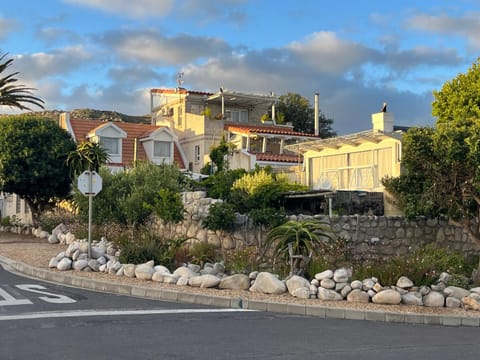 Storyhouse in Kommetjie Apartment in Cape Town