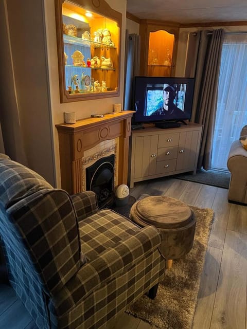 Communal lounge/ TV room, TV and multimedia, Living room, Seating area, Evening entertainment