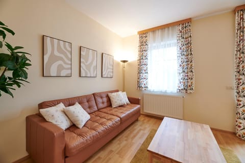 Bed, Living room, Photo of the whole room, Seating area