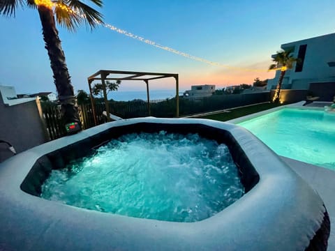 Natural landscape, Hot Tub, Pool view, Swimming pool, Sunset, sunbed
