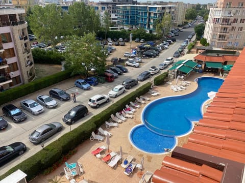 Property building, Day, Neighbourhood, Bird's eye view, City view, Pool view, Street view, Swimming pool, Location, Parking, sunbed