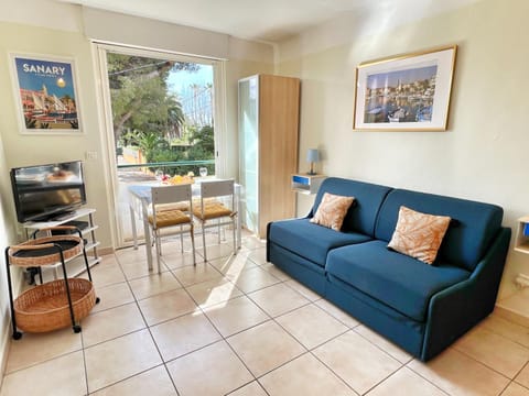 Bed, TV and multimedia, Living room, air conditioner