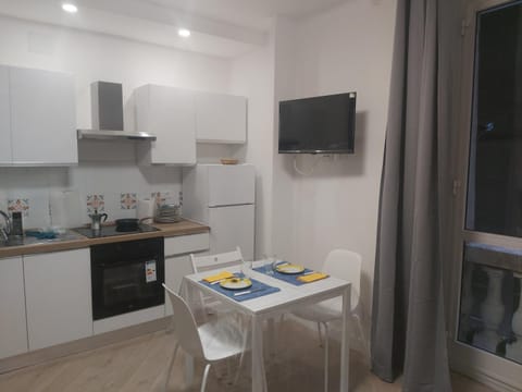 Kitchen or kitchenette, Dining area, stove